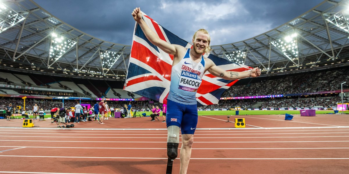 LONDON 2017 THROWBACK - PEACOCK RECLAIMS WORLD TITLE UNDER THE LIGHTS IN LONDON