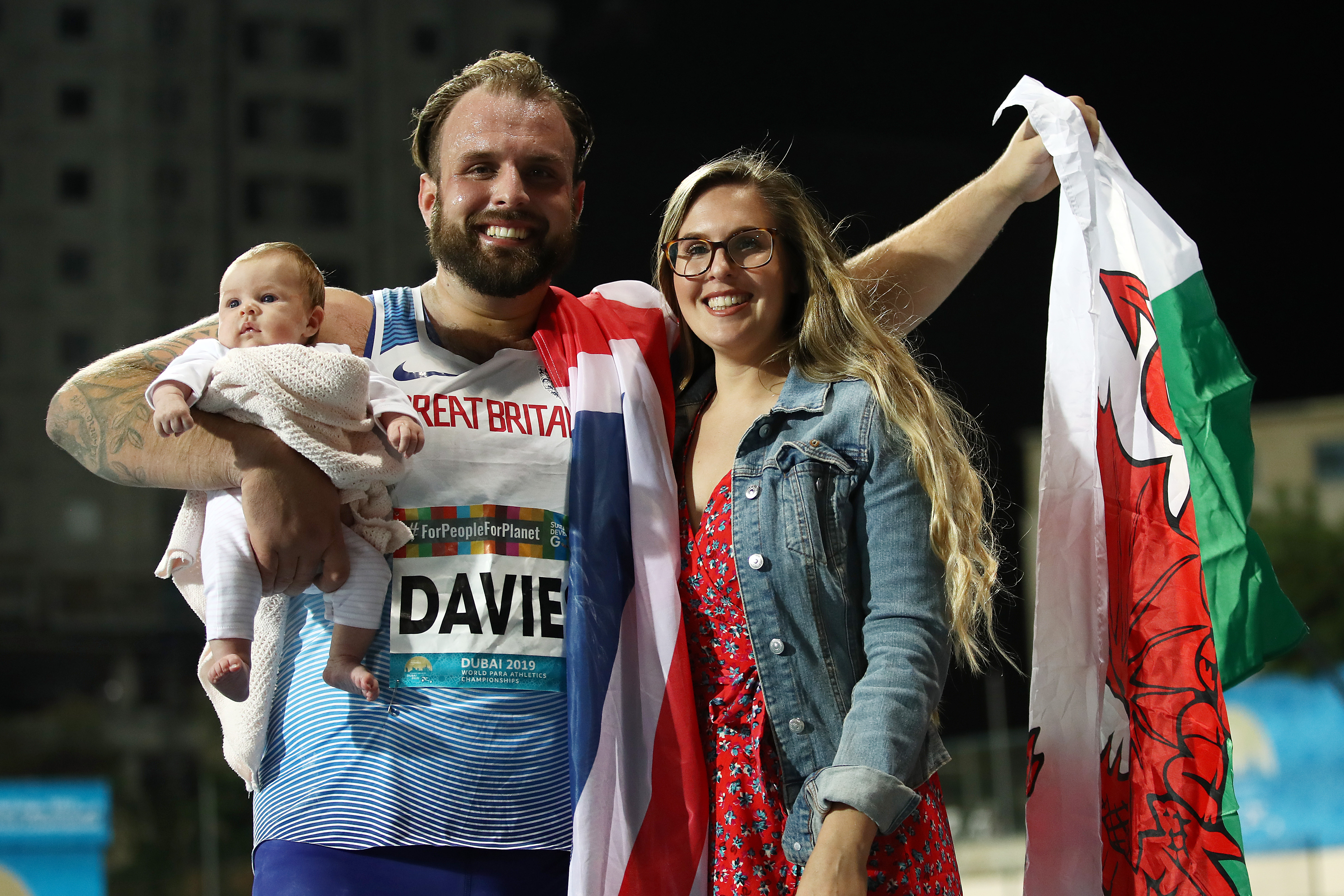 DAVIES AND LYLE STAR IN SUPERB SUNDAY ON GOLDEN NIGHT IN DUBAI